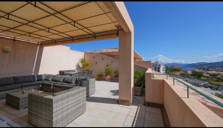 Chez Pasqua ! Appartement Spacieux Avec Terrasse 2 Chambres 6 Couchages En Rooftop Л'Иль-Рус Экстерьер фото